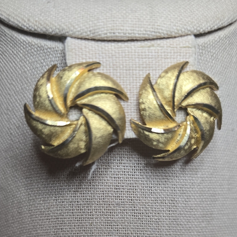 vintage Coro gold-tone swirl clip-on earrings. 